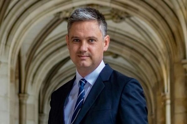 مسؤول بريطاني سابق يطالب بإعلان "الحرس الثوري" منظمة إرهابية وبتشديد العقوبات ضد طهران