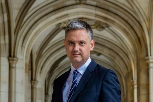 مسؤول بريطاني سابق يطالب بإعلان الحرس الثوري "منظمة إرهابية" وتشديد العقوبات على طهران