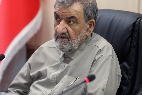 قائد سابق بالحرس الثوري:المسؤولون يجب ألا يبقوا في حالة تردّد بين السلام والحرب