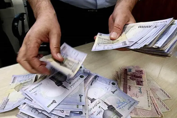صحيفة إيرانية: توقعات بتضاعف عجز الموازنة بسبب تراجع الموارد بنسبة كبيرة