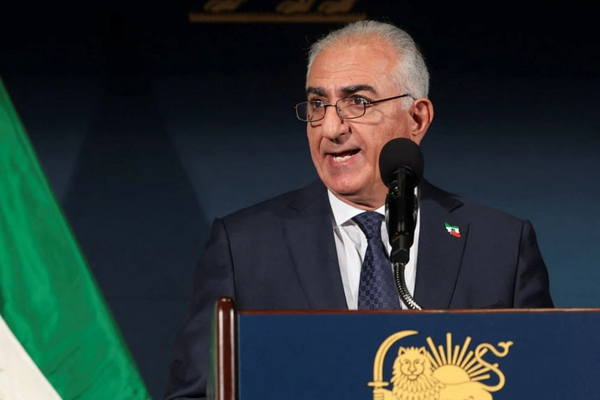 رضا بهلوي يدعو الإيرانيين للبقاء في المنازل ومواصلة الإضراب