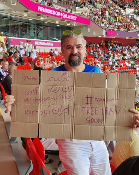 پلاکارد تماشاگران ایرانی با شعار مرگ بر خامنهای در ورزشگاه دوحه