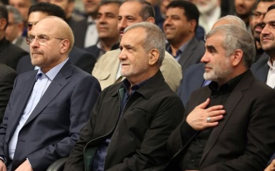 علی نیکزاد در کنار مسعود پزشکیان و محمدباقر قالیباف