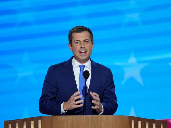 وزیر ترابری آمریکا در گردهمایی ملی حزب دموکرات از معاون ترامپ انتقاد کرد