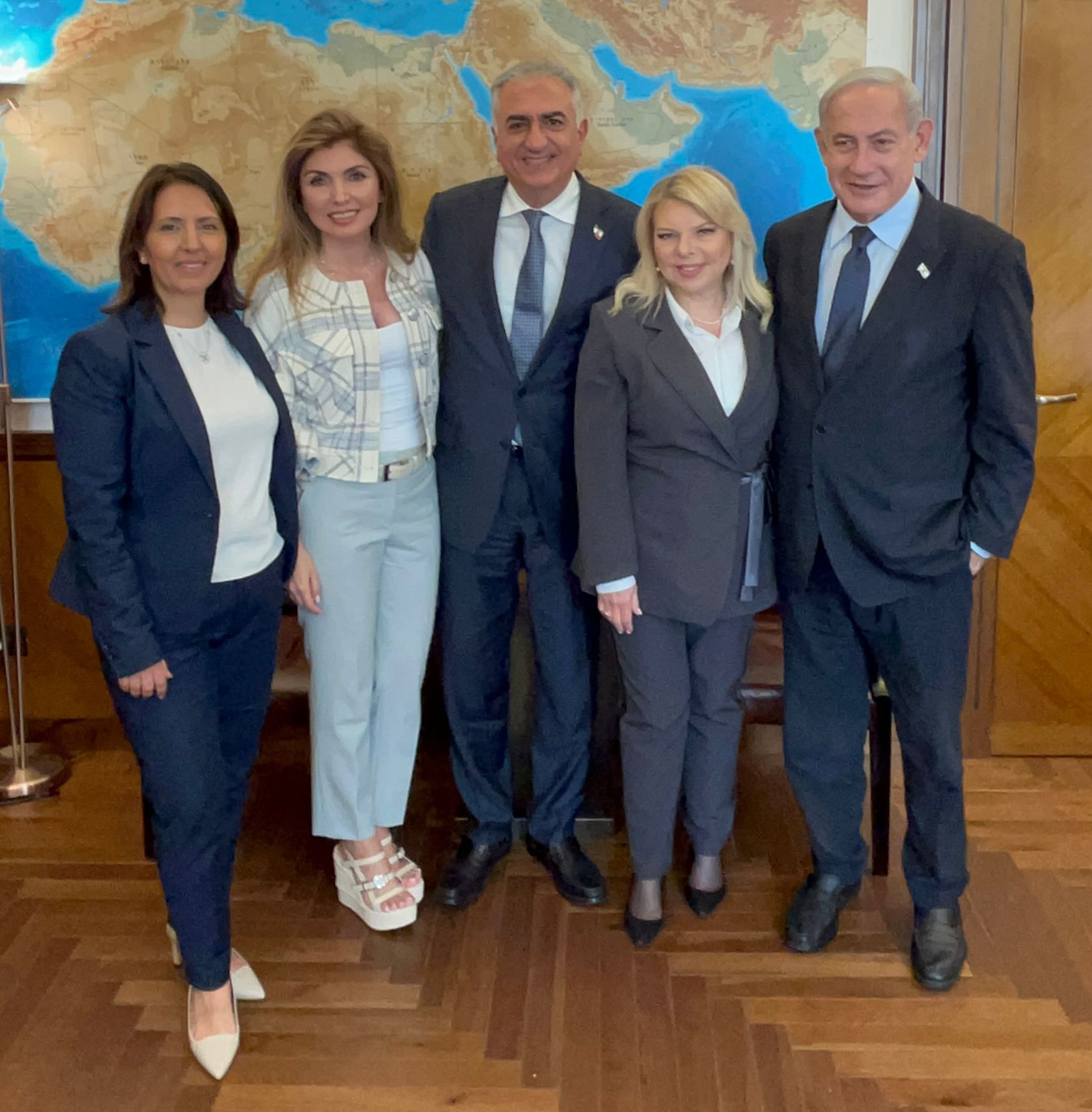 (From left) Intelligence Minister Gila Gamliel, Yasmine Pahlavi, Reza Pahlavi, Sara Netanyahu, and Prime Minister Benjamin Netanyahu in Israel  (April 2023)