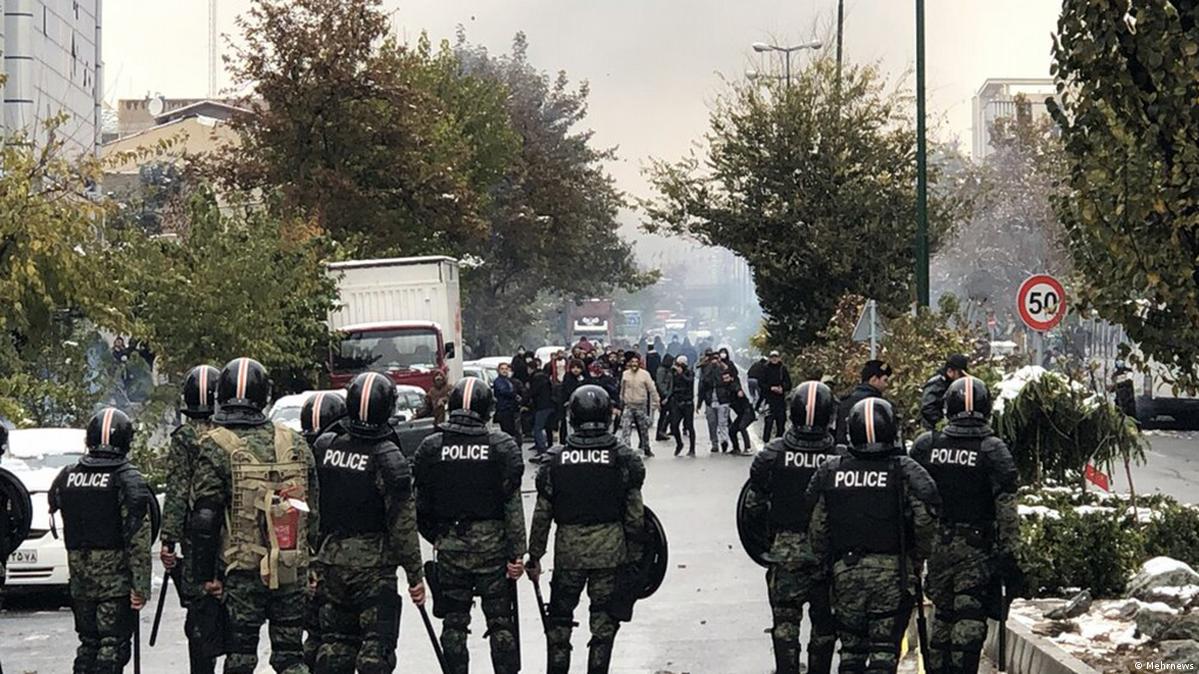 إيران تتجنب رفع أسعار الوقود خوفًا من تكرار احتجاجات "نوفمبر الدامي"