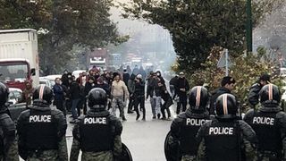 إيران تتجنب رفع أسعار الوقود خوفًا من تكرار احتجاجات "نوفمبر الدامي"