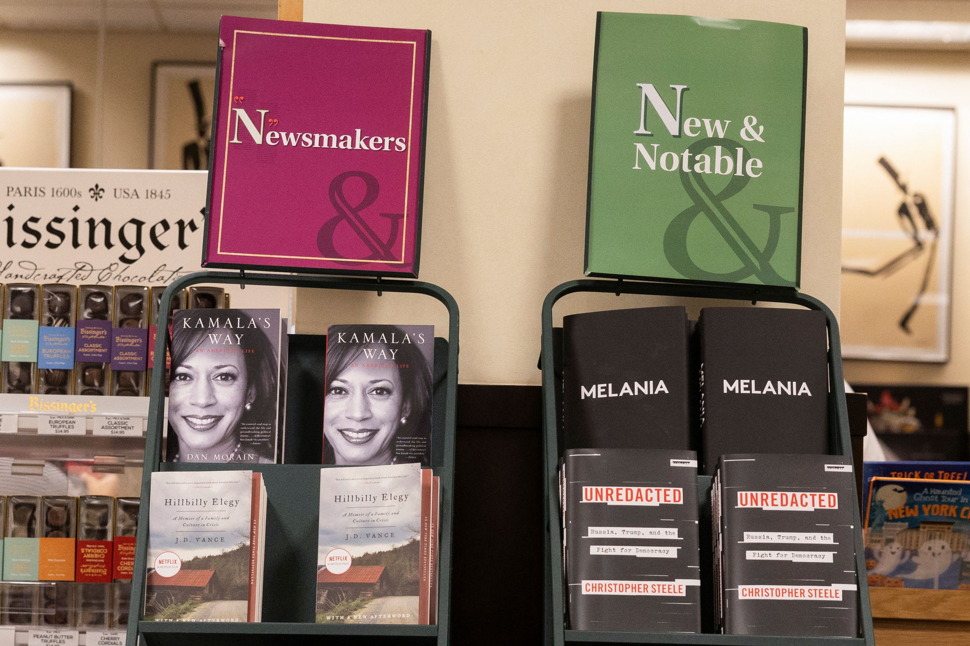 فروش کتاب ملانیا ترامپ در کنار کتابی درباره کامالا هریس، نیویورک، ۱۷ مهر