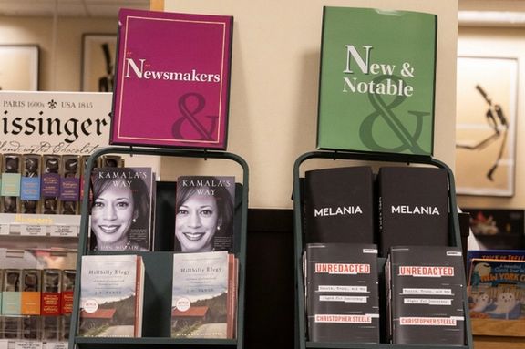فروش کتاب ملانیا ترامپ در کنار کتابی درباره کامالا هریس، نیویورک، ۱۷ مهر
