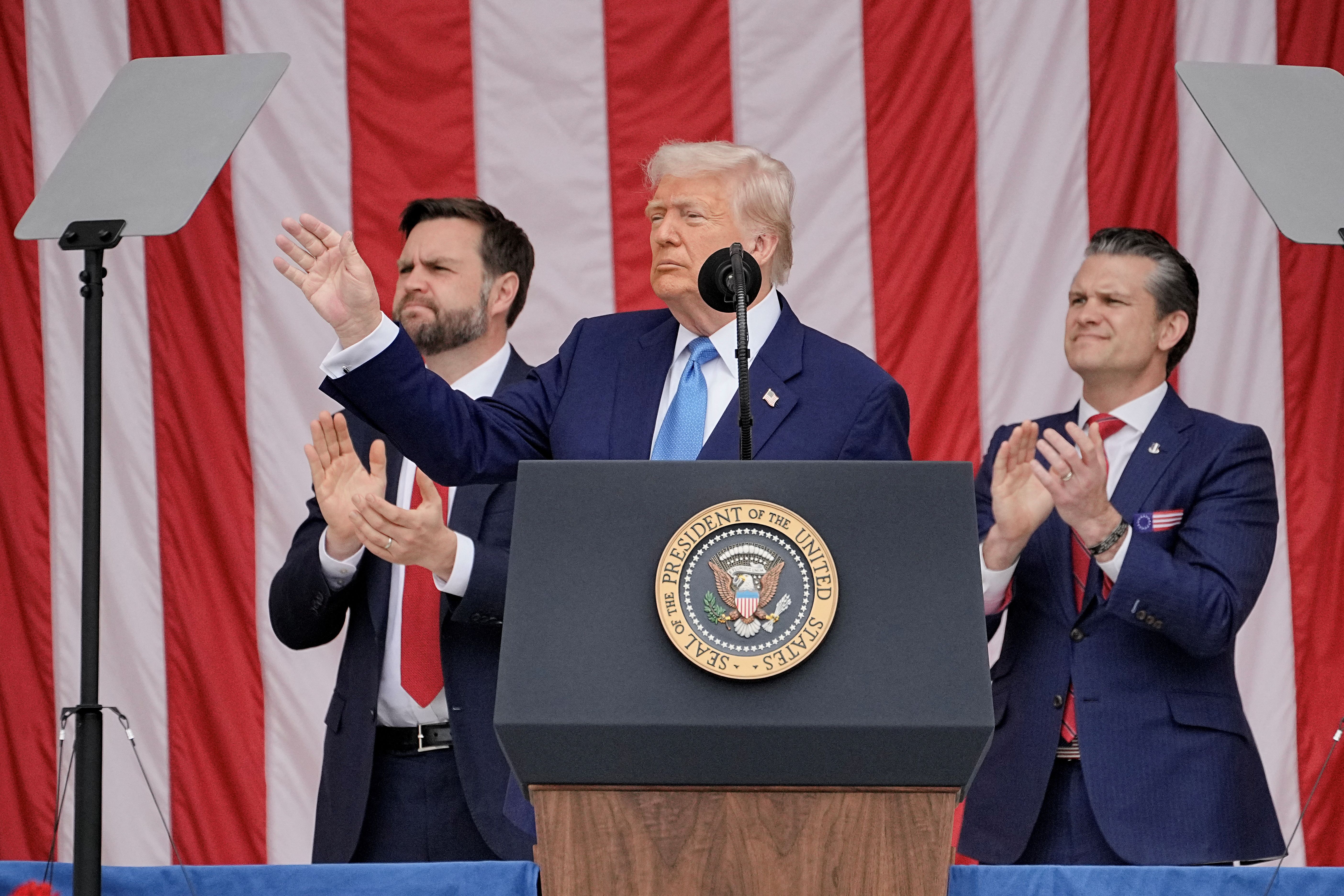 ترامپ در مراسم روز یادبود: کشوری را اصلاح می‌کنم که چهار سال سخت را پشت سر گذاشت