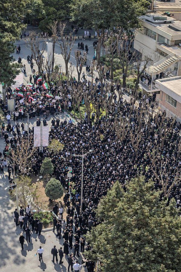 خبرنامه خواجه‌نصیر: نیروهای بسیج با سلاح سرد دانشجویان را مجروح کردند