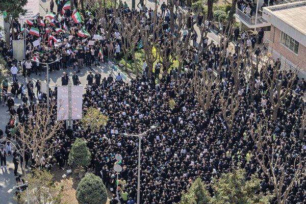 خبرنامه خواجهنصیر: نیروهای بسیج با سلاح سرد دانشجویان را مجروح کردند