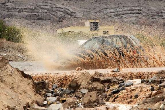 هلال احمر یزد: سیل چند خودرو را در جاده چوپانان-اردکان برد، جستجو برای مفقودین ادامه دارد
