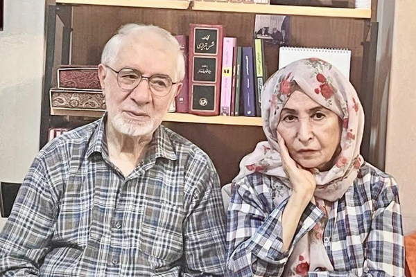 دختران میرحسین موسوی: پدرمان در بیمارستان بستری و وضع جسمی او وخیم است