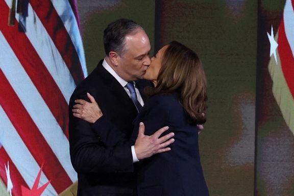 بوسه کامالا هریس و همسرش در گردهمایی ملی دموکراتها