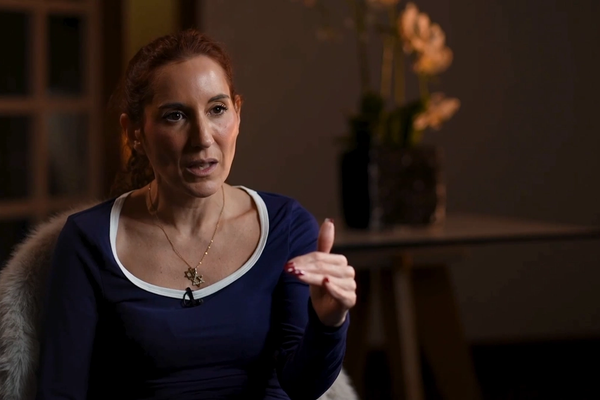 اختراق حتى بيت خامنئي.. رواية كاثرين شاكدام عن الوصول إلى هرم السلطة في النظام الإيراني