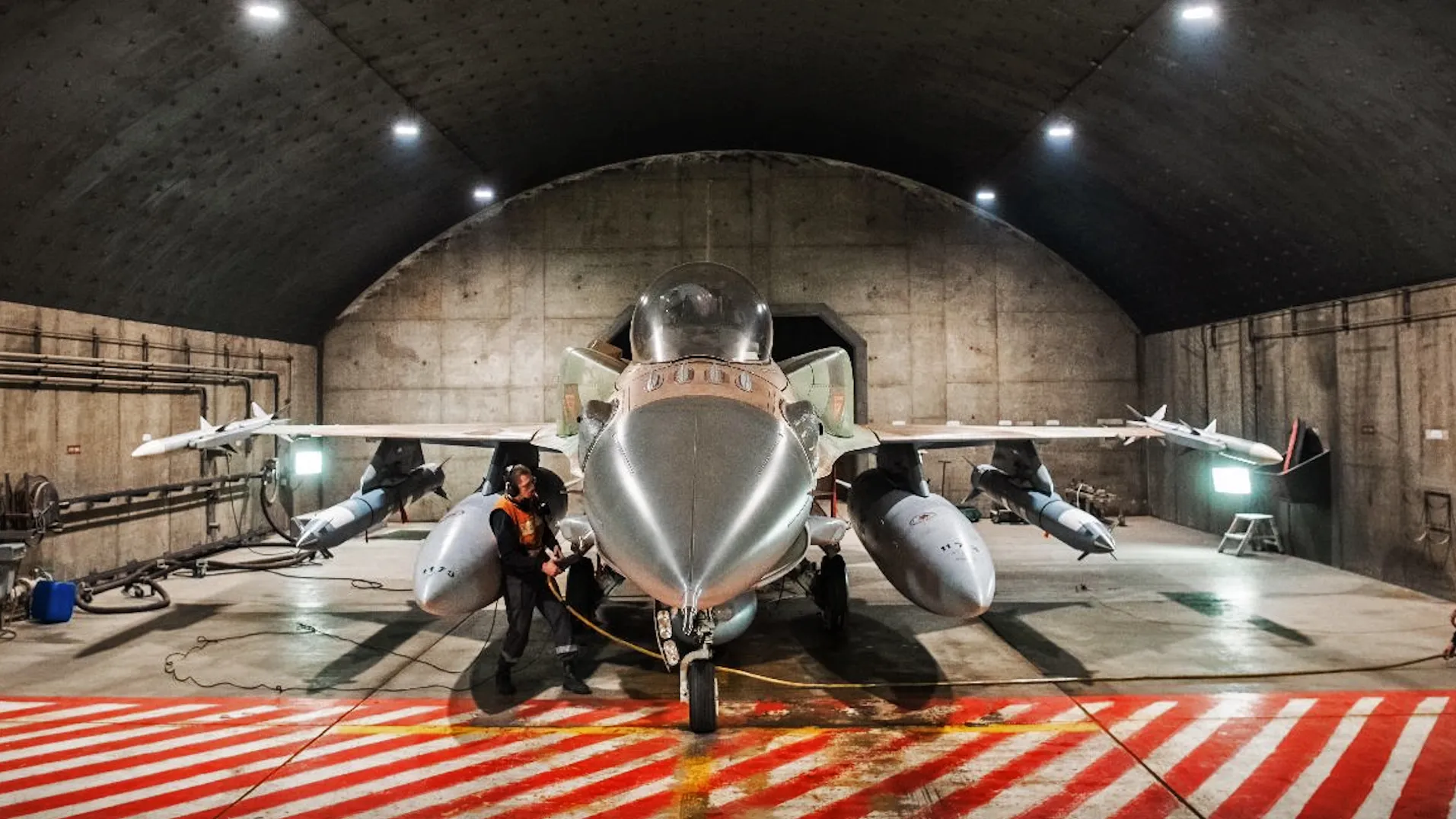 فاکس‌نیوز: جت‌ها آسمان ایران را باز کرده و با بی‌۲ به تاسیسات زیرزمینی می‌زنند