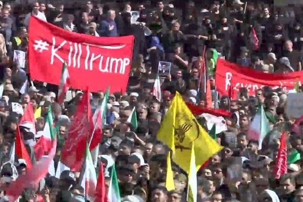 رفع لافتة تدعو إلى قتل ترامب خلال مراسم "توديع" نعش علي خامنئي في مصلى طهران