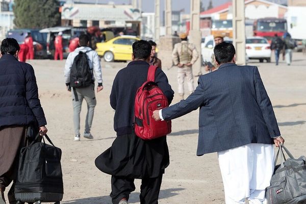 صحيفة المرشد تقرّ بفشل سياسات الطرد الجماعي للأفغان من إيران في خفض أسعار الخبز