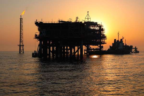 Iran loses ground in oil market as neighbors rebound