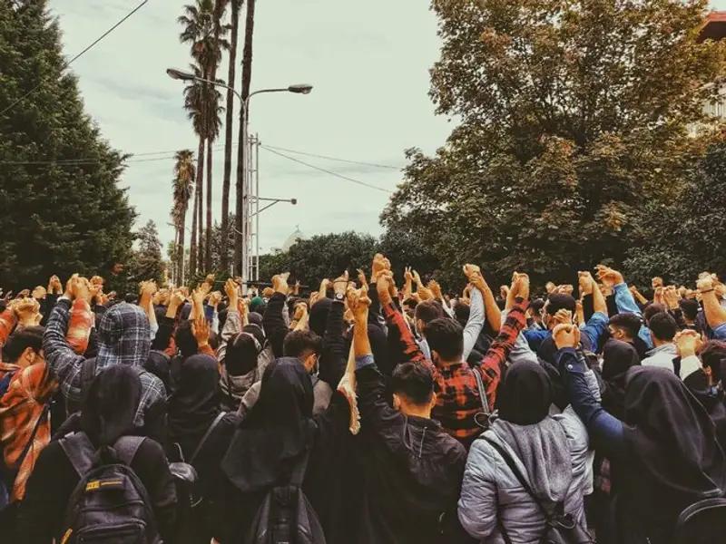 شعار "الموت لخامنئي" يعود لمدن إيران.. ودعوات للتجمع في ذكرى انتفاضة مهسا أميني 