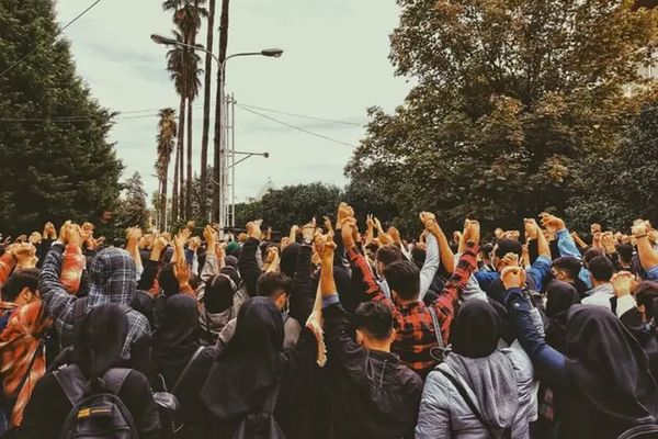 شعار "الموت لخامنئي" يعود لمدن إيران.. ودعوات للتجمع في ذكرى انتفاضة مهسا أميني