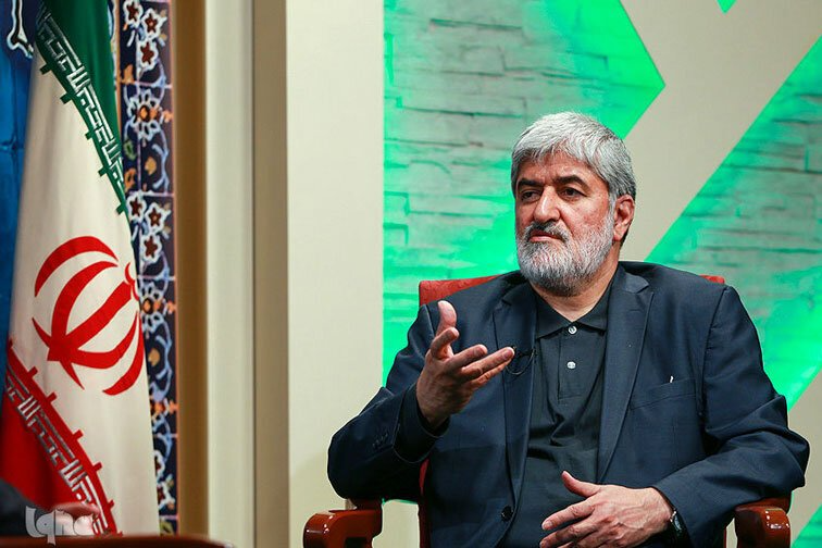 برلماني إيراني سابق يدعو لملاحقة "من يرتدي ملابس غير لائقة" 