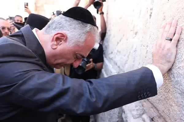 Iranian dailies depict late Shah as anti-Israel, as son urges ties