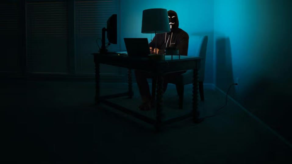 قراصنة إيرانيون مجهولون استهدفوا باحثين أمريكيين عبر رسائل بريد إلكتروني مزيفة