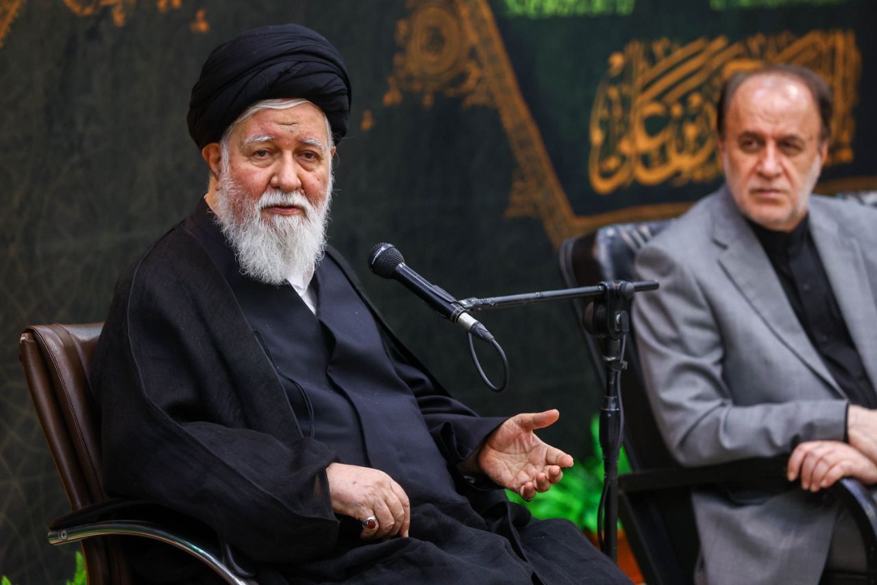 نماینده خامنه‌ای در خراسان رضوی: افراد ساده‌لوح با خبر مکانیسم ماشه، ارز و طلا می‌خرند