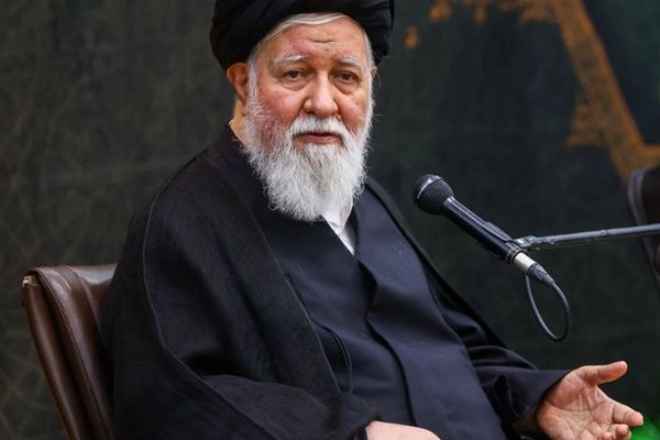 نماینده خامنهای در خراسان رضوی: افراد سادهلوح با خبر مکانیسم ماشه، ارز و طلا میخرند