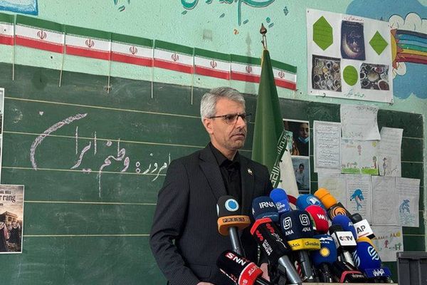 استفاده سخنگوی وزارت خارجه جمهوری اسلامی از یک مدرسه به عنوان سپر انسانی