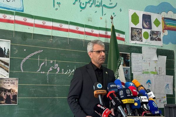 استخدام مدرسة كدرع بشري خلال مؤتمر صحفي لمتحدث الخارجية الإيرانية