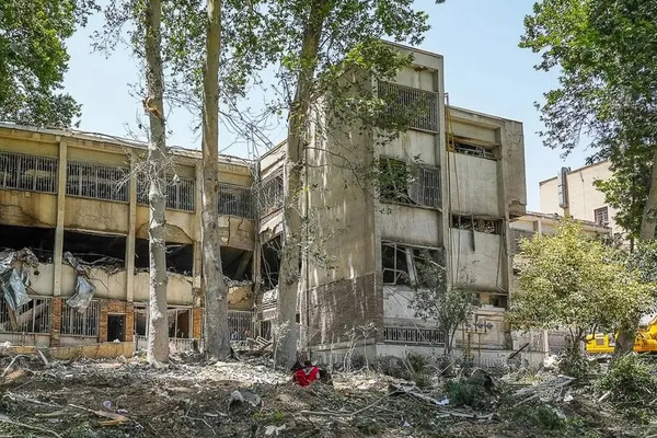 غموض حول مصير السجناء المتحولين جنسيا في سجن إيفين الإيراني