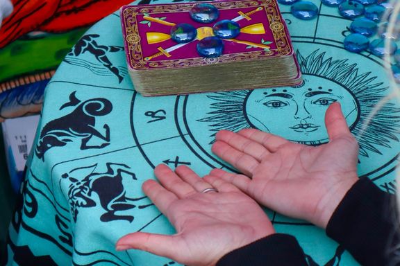 چرا بحرانهای معیشتی و اجتماعی به رونق فالگیری در ایران منجر شده است؟