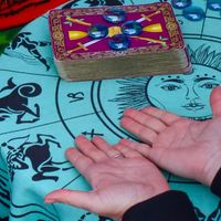 چرا بحرانهای معیشتی و اجتماعی به رونق فالگیری در ایران منجر شده است؟