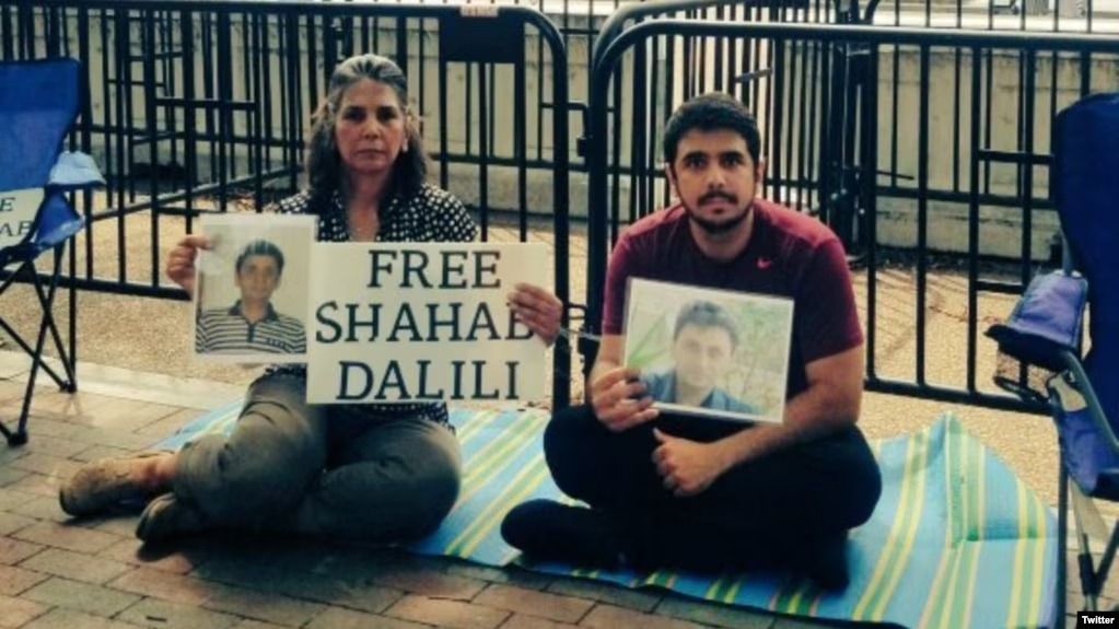 احتجاج واعتصام أسرتي سجينين في إيران أمام البيت الأبيض