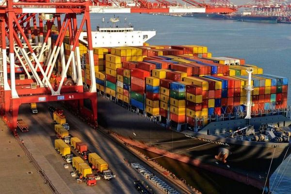 برلماني إيراني: انخفاض عائدات النفط يعرقل استيراد السلع الأساسية