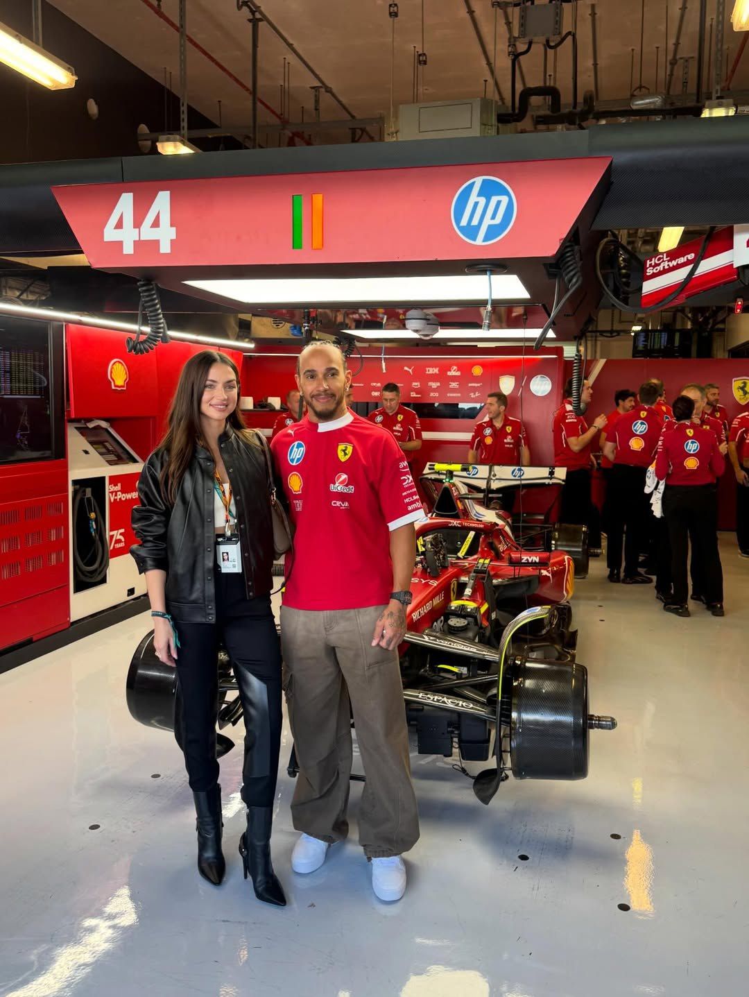 تور اختصاصی لوئیس همیلتون برای آنا دِ آرماس در گاراژ فراری در گرندپری ابوظبی