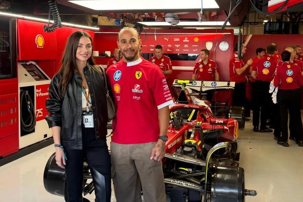 تور اختصاصی لوئیس همیلتون برای آنا دِ آرماس در گاراژ فراری در گرندپری ابوظبی