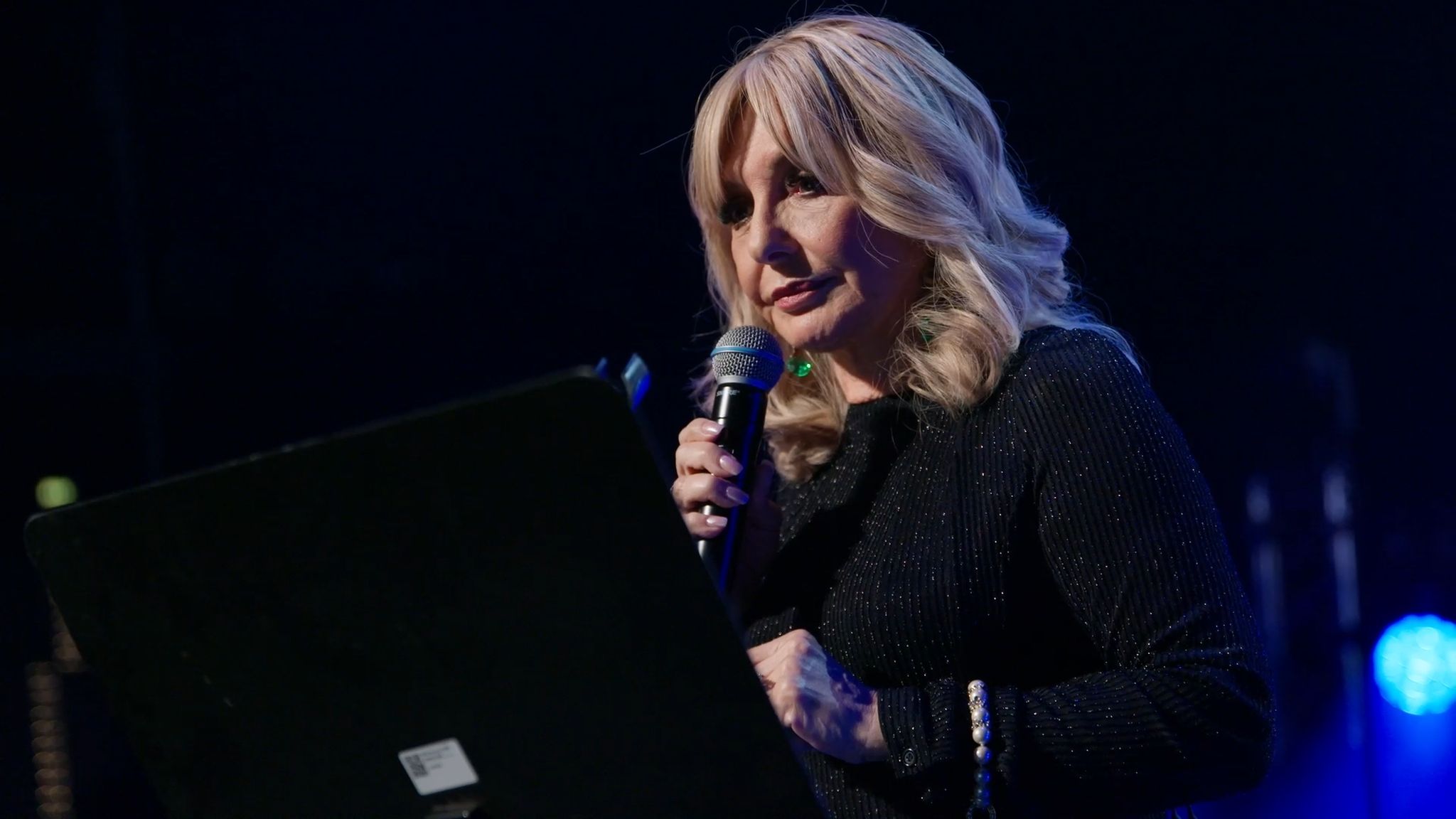 «گوگوش، آتشین‌جان»؛ ناگفته‌های اسطوره موسیقی پاپ