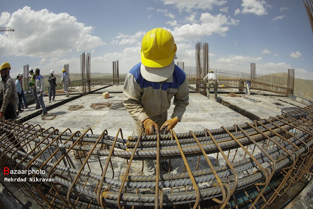 Iranian Workers Struggle As Minimum Wage Fails To Meet Living Expenses