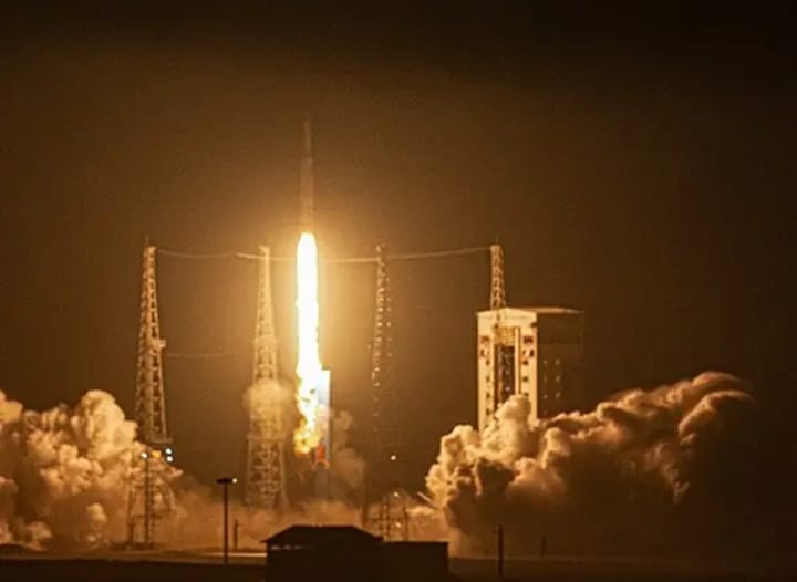 بعد يوم من إدانة "الترويكا" الأوروبية.. إيران تطلق ثلاثة أقمار صناعية بصاروخ واحد