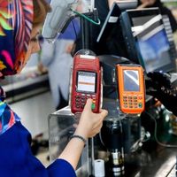 Two-week banking disruption leaves Iranians struggling to access money