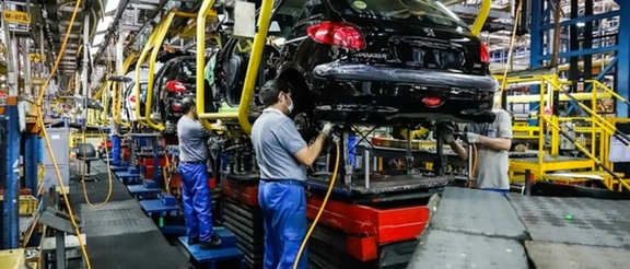 صناعة السيارات في إيران تعاني خسائر يومية قدرها 3.7 مليون دولار نتيجة الفساد وسوء الإدارة