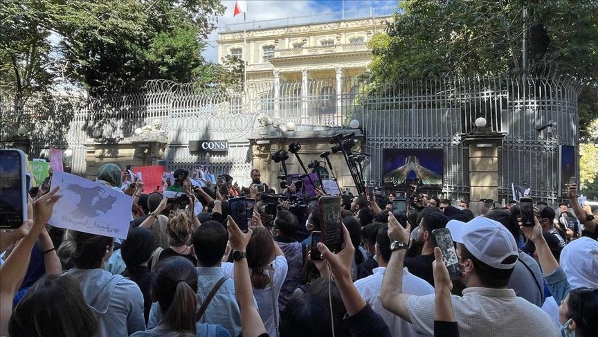 همراهی چشمگیر زنان ترکیه با اعتراضات ایران؛ تجمع مقابل کنسولگری جمهوری اسلامی در استانبول