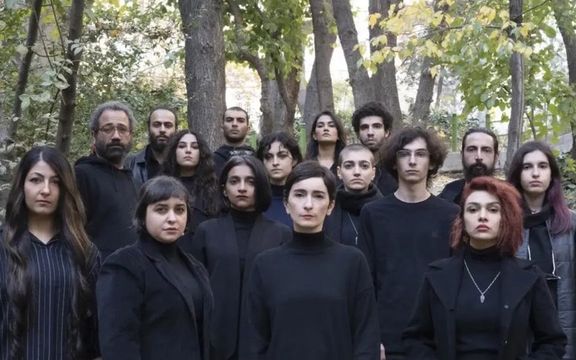 نمایی از اجرای اعتراضی حمید پورآذری، سهیلا گلستانی و دیگر هنرمندان تئاتر در همراهی با خیزش انقلابی