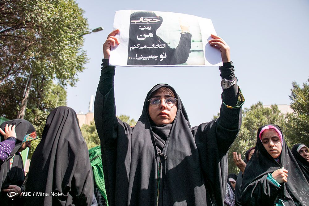 "فارس": الشخص المُعتقل بتهمة "محاربة نزع الحجاب" في إيران "مضطرب نفسيًا"