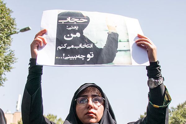 "فارس": الشخص المُعتقل بتهمة "محاربة نزع الحجاب" في إيران "مضطرب نفسيًا"