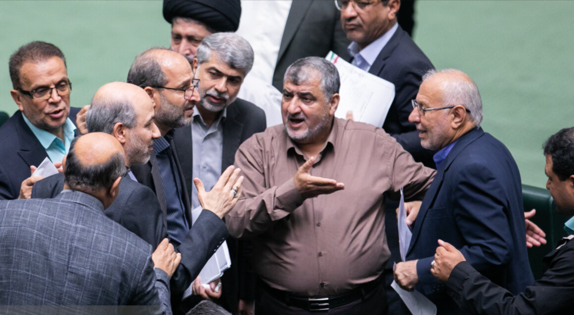 صراع المال والنفوذ.. عراك بين الأصوليين المتشددين في إيران